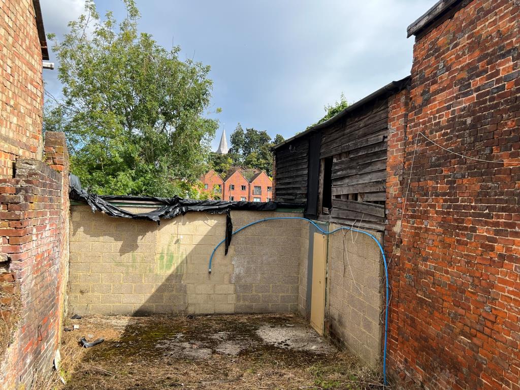 Lot: 48 - FORMER PUB WITH CONSENT FOR CONVERSION TO SIX DWELLINGS - Outbuildings and rear boundary wall